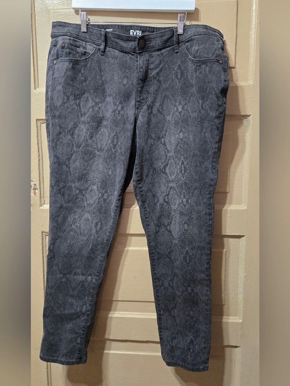 EVRI Reptile Print Skinny Jeans Size 20W
